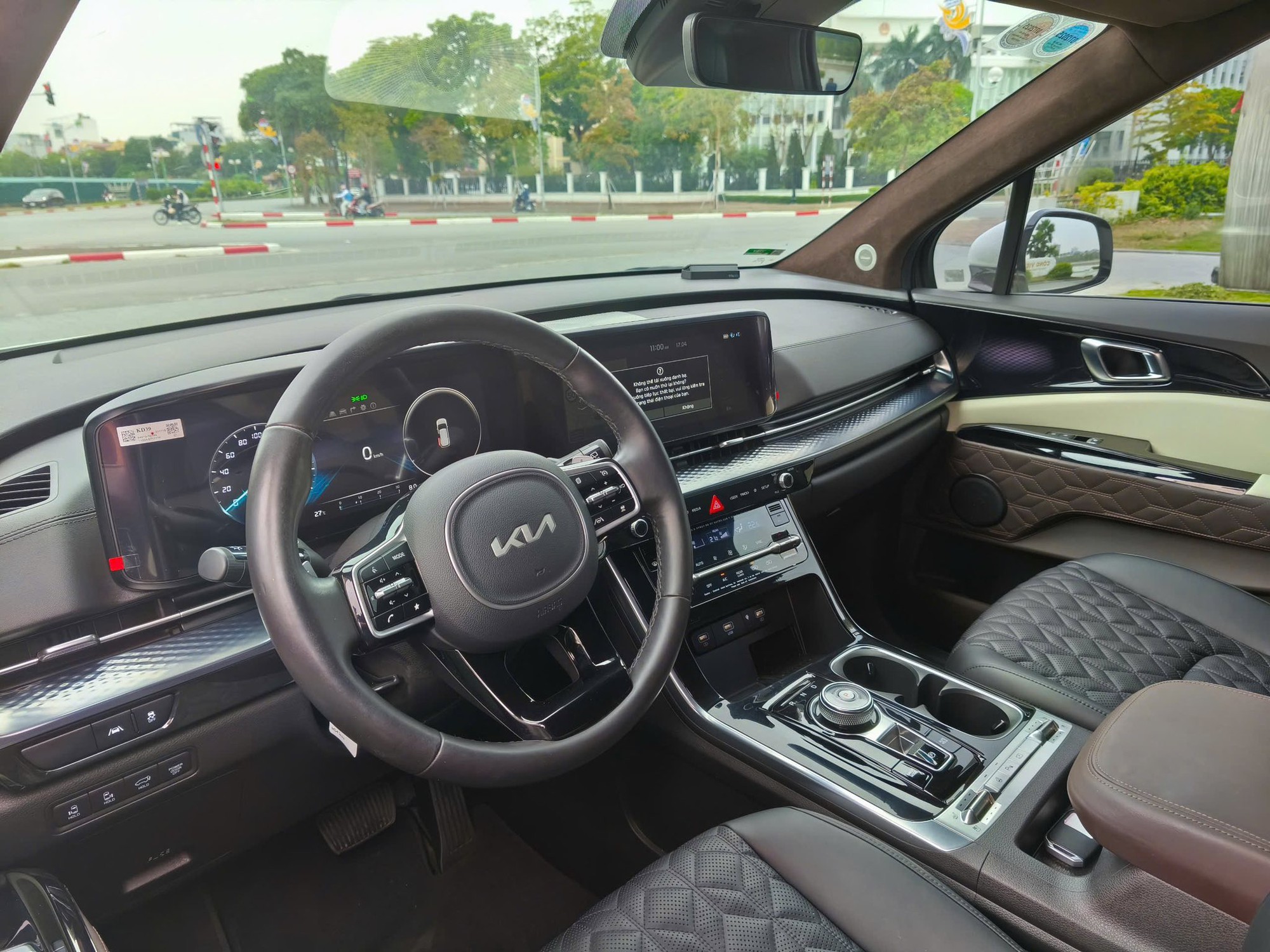 Ngang tiền 'Mẹc' C 200 nhưng chiếc Kia Carnival bản &lsquo;Ho&agrave;ng gia&rsquo; n&agrave;y sẽ khiến bạn c&acirc;n nhắc: Cấu h&igrave;nh 4 chỗ, ghế thương gia kh&ocirc;ng k&eacute;m Rolls-Royce- Ảnh 8.