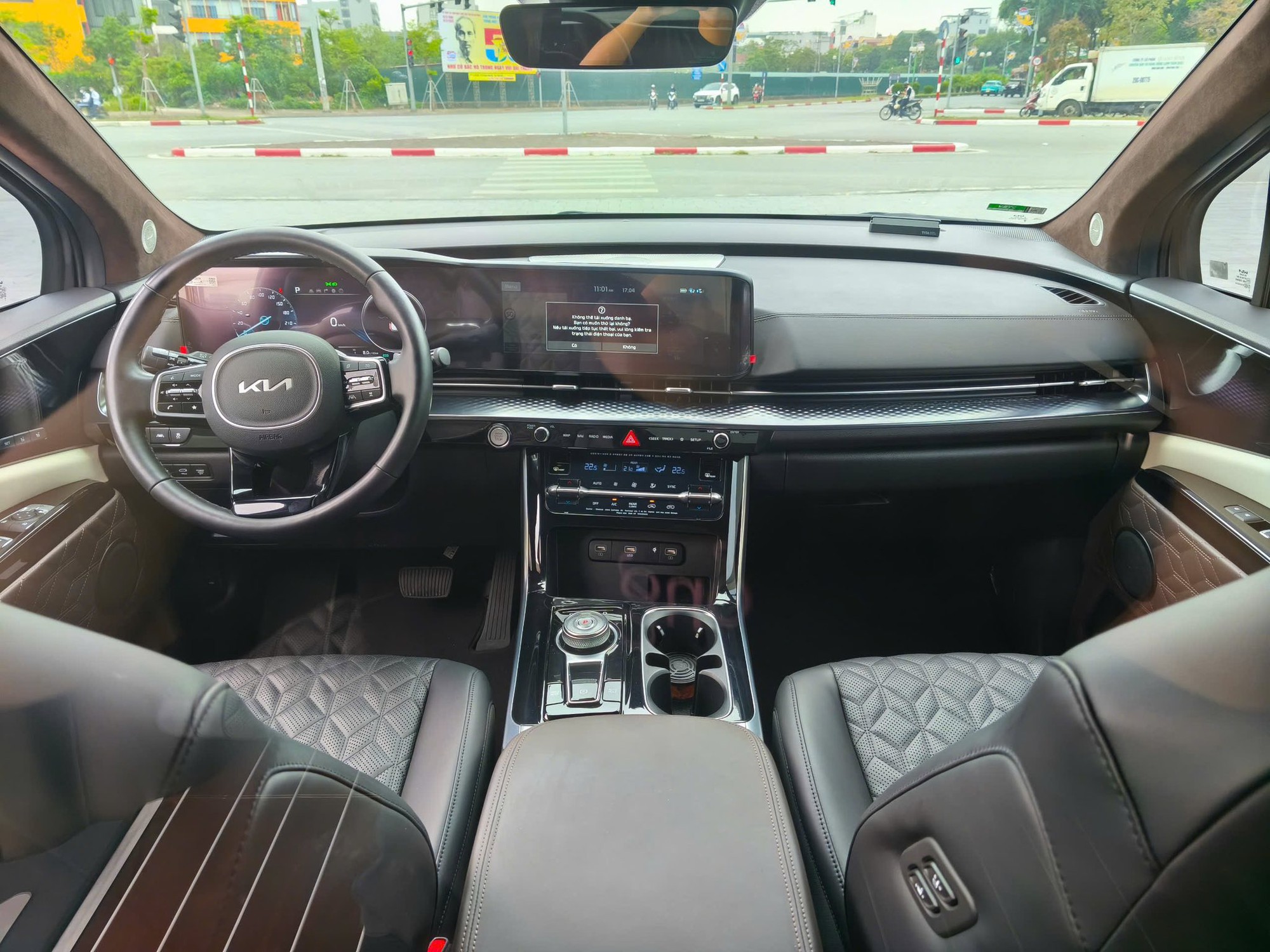 Ngang tiền 'Mẹc' C 200 nhưng chiếc Kia Carnival bản &lsquo;Ho&agrave;ng gia&rsquo; n&agrave;y sẽ khiến bạn c&acirc;n nhắc: Cấu h&igrave;nh 4 chỗ, ghế thương gia kh&ocirc;ng k&eacute;m Rolls-Royce- Ảnh 9.