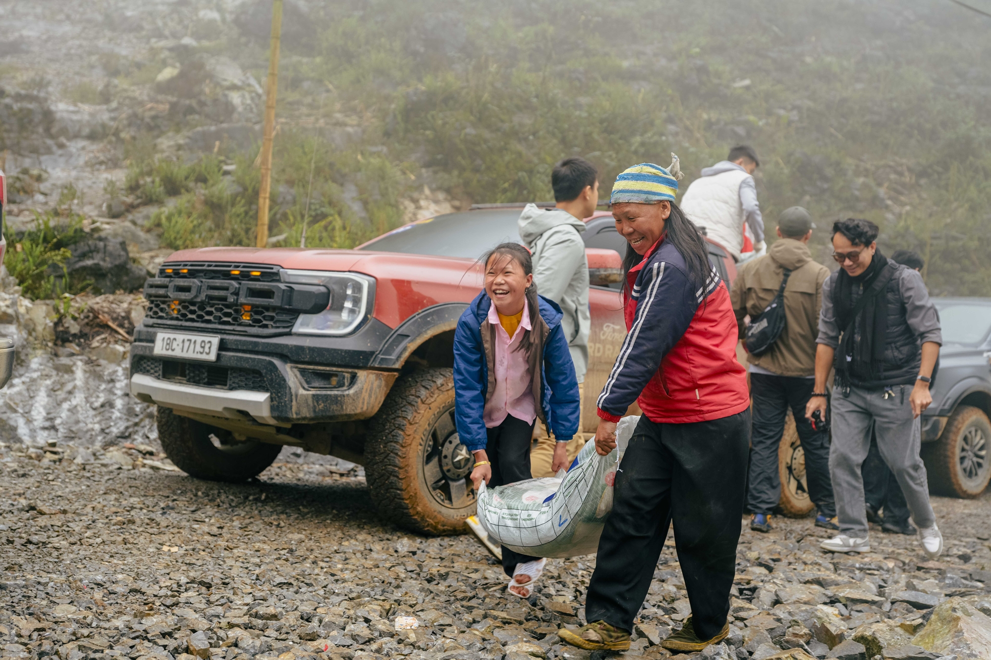 Ford Ranger vượt địa hình ‘không cho phép sự chủ quan’, tới Cao Bằng hỗ trợ người dân gặp khó khăn- Ảnh 17. Ford Ranger vượt địa hình ‘không cho phép sự chủ quan’, tới Cao Bằng hỗ trợ người dân gặp khó khăn- Ảnh 17.