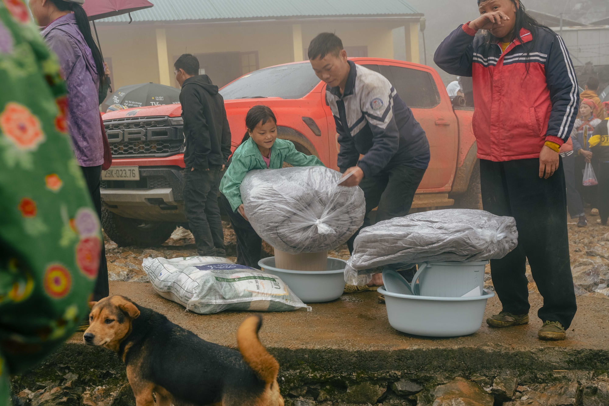 Ford Ranger vượt địa hình ‘không cho phép sự chủ quan’, tới Cao Bằng hỗ trợ người dân gặp khó khăn- Ảnh 21. Ford Ranger vượt địa hình ‘không cho phép sự chủ quan’, tới Cao Bằng hỗ trợ người dân gặp khó khăn- Ảnh 21.