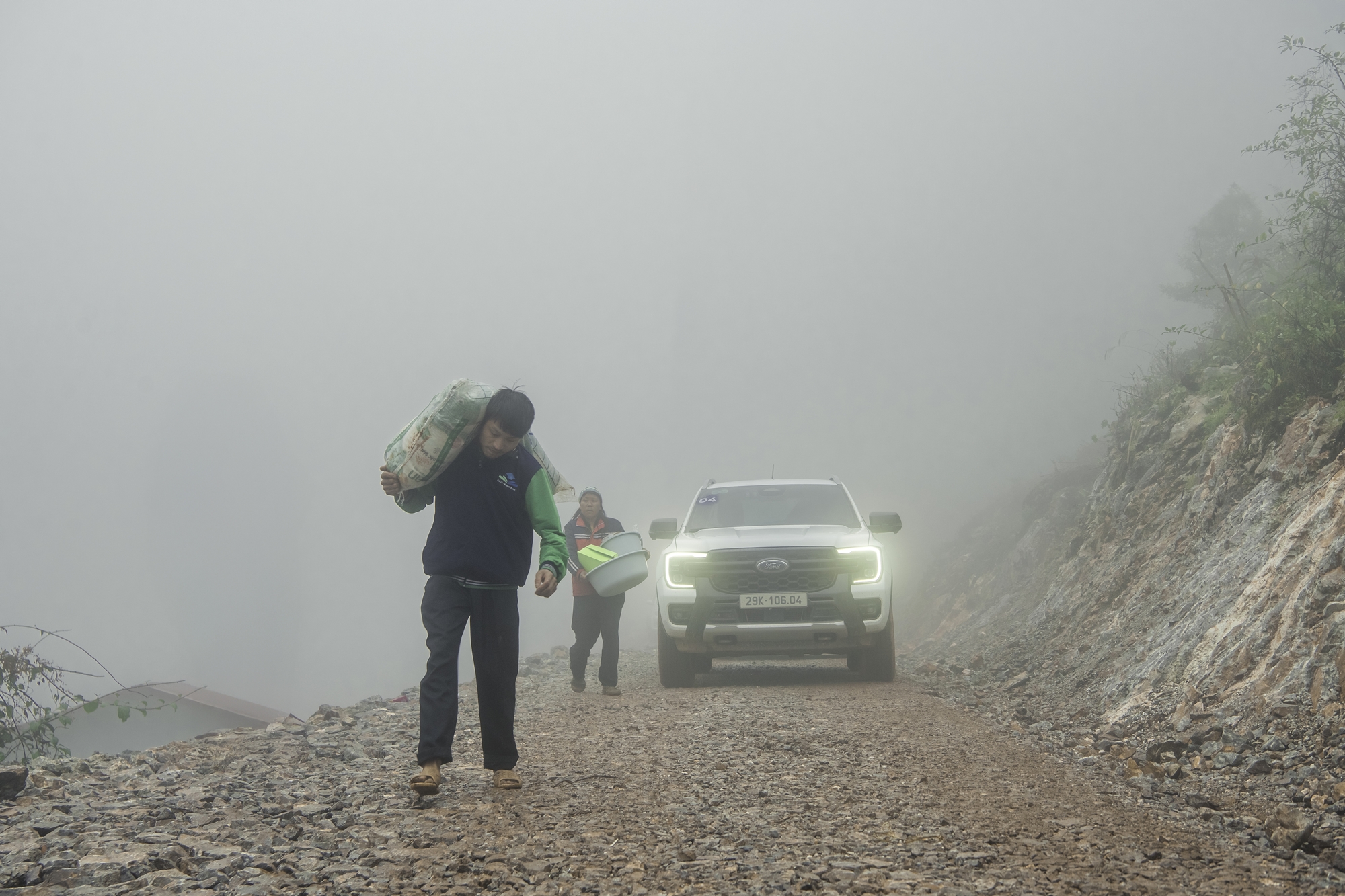 Ford Ranger vượt địa hình ‘không cho phép sự chủ quan’, tới Cao Bằng hỗ trợ người dân gặp khó khăn- Ảnh 13. Ford Ranger vượt địa hình ‘không cho phép sự chủ quan’, tới Cao Bằng hỗ trợ người dân gặp khó khăn- Ảnh 13.