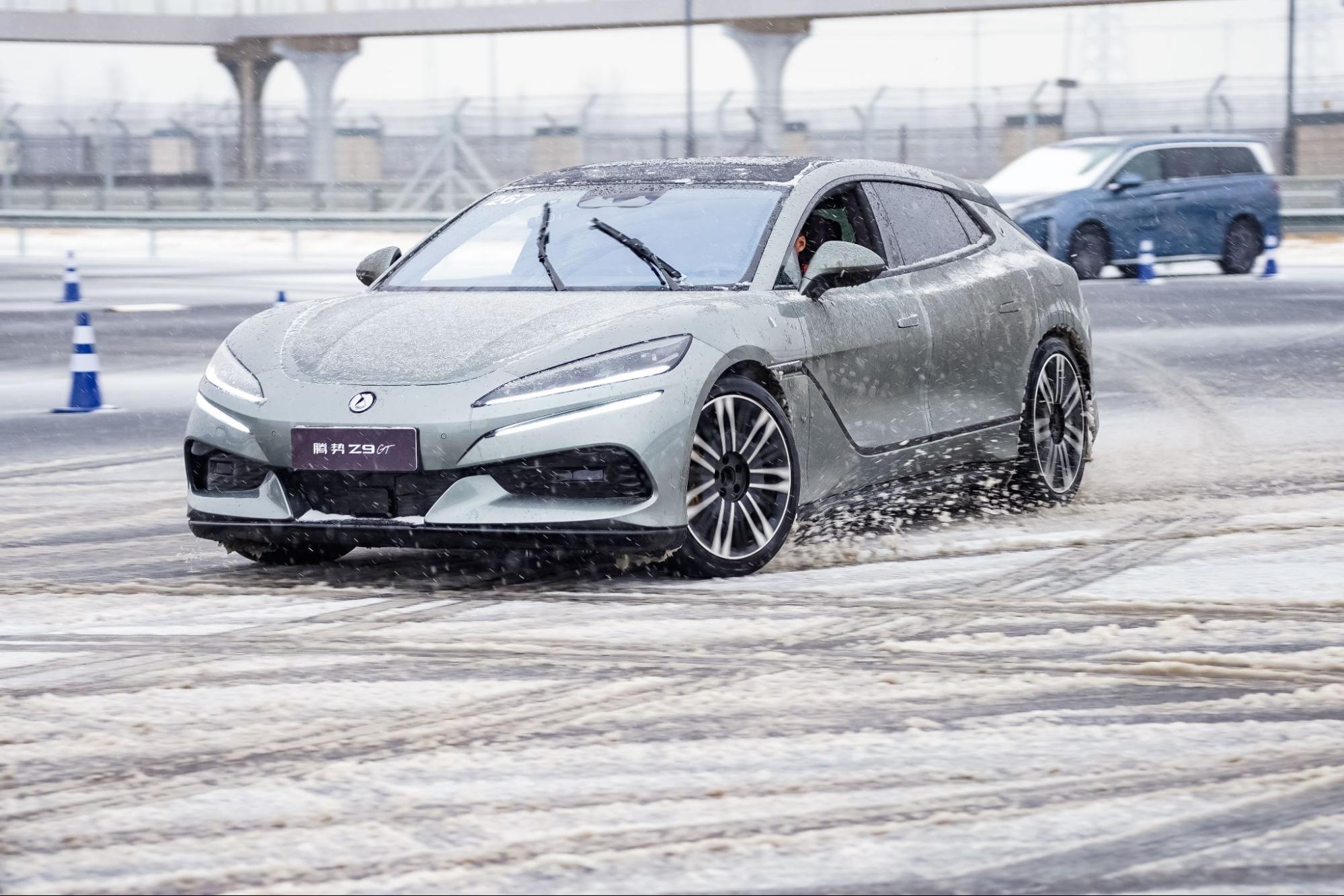 Tôi sang Trung Quốc trải nghiệm đường đua khổng lồ phủ trong tuyết dày của BYD: Leo dốc cát, bơi trong nước, nghiêng 30 độ đều trong ‘1 nốt nhạc’- Ảnh 21.