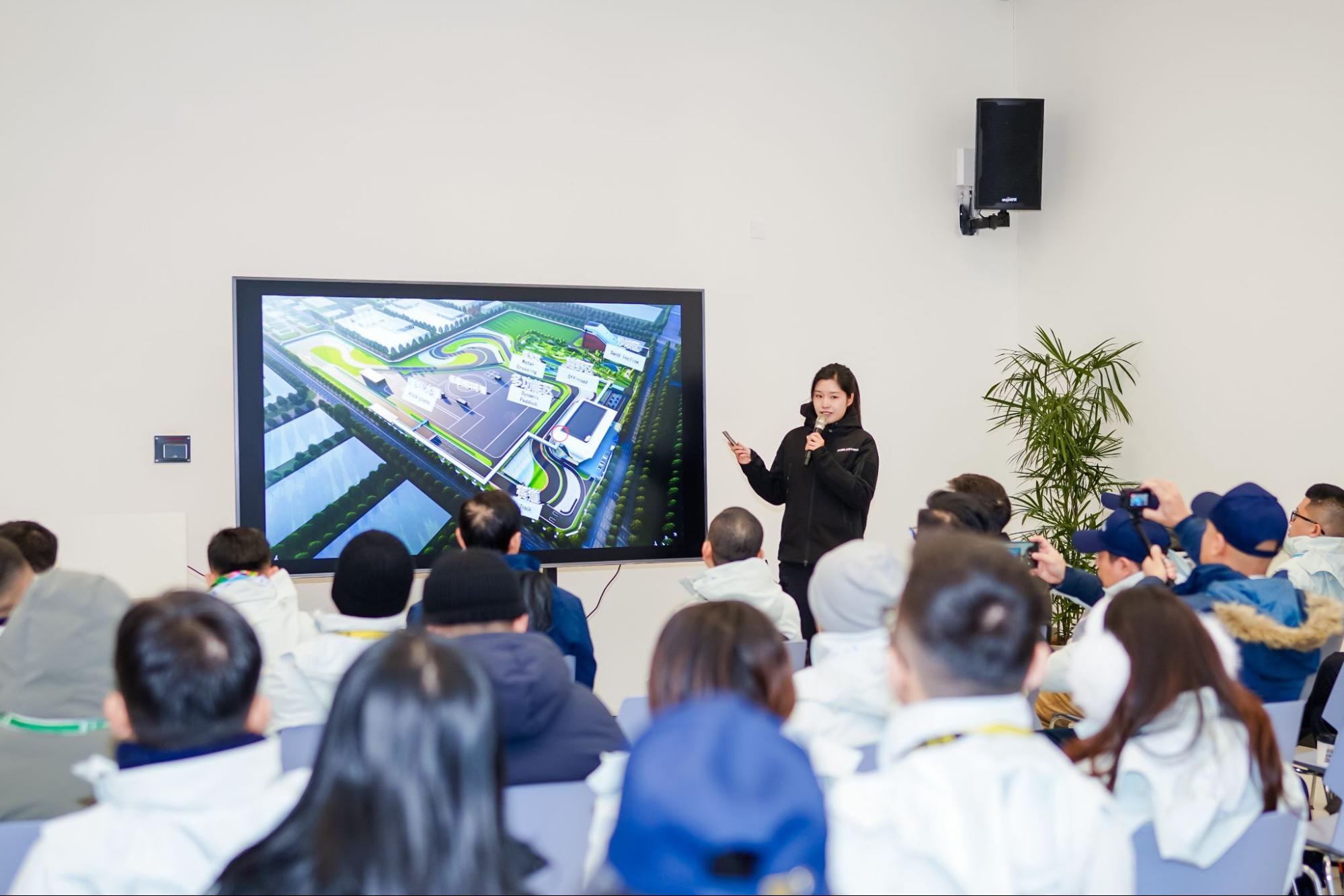 Tôi sang Trung Quốc trải nghiệm đường đua khổng lồ phủ trong tuyết dày của BYD: Leo dốc cát, bơi trong nước, nghiêng 30 độ đều trong ‘1 nốt nhạc’- Ảnh 1.