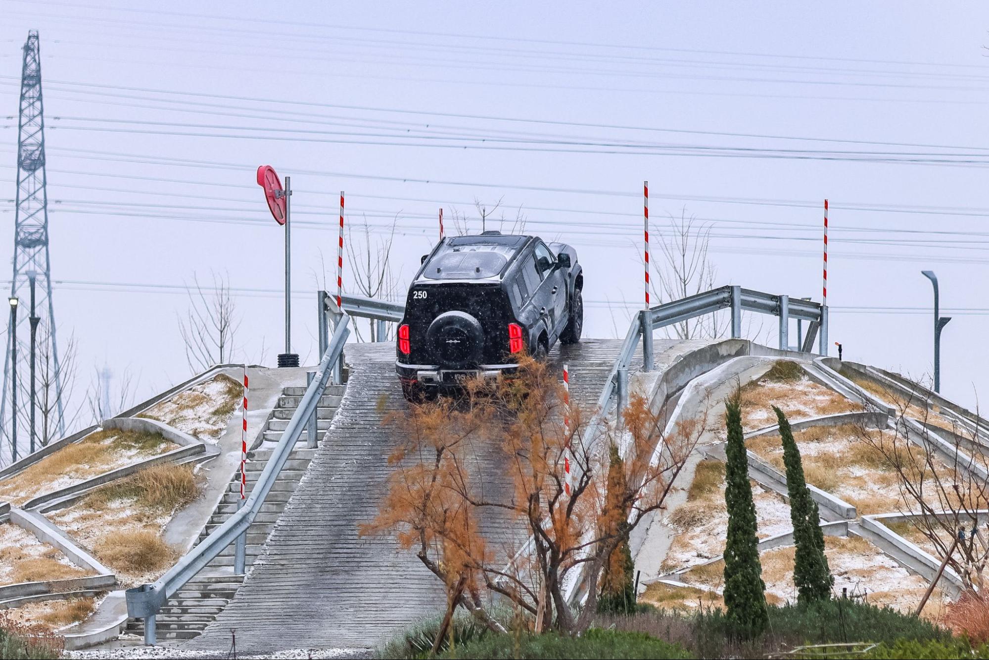 Tôi sang Trung Quốc trải nghiệm đường đua khổng lồ phủ trong tuyết dày của BYD: Leo dốc cát, bơi trong nước, nghiêng 30 độ đều trong ‘1 nốt nhạc’- Ảnh 22.