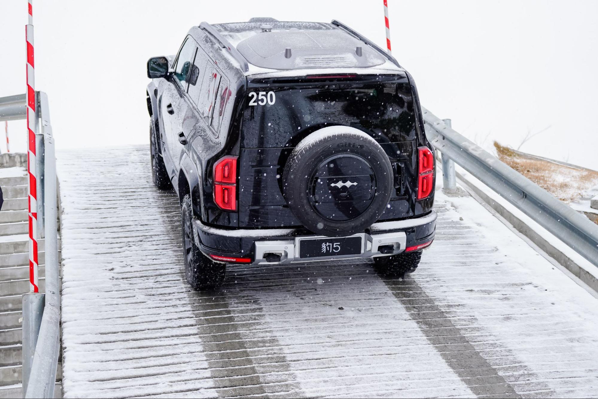 Tôi sang Trung Quốc trải nghiệm đường đua khổng lồ phủ trong tuyết dày của BYD: Leo dốc cát, bơi trong nước, nghiêng 30 độ đều trong ‘1 nốt nhạc’- Ảnh 24.