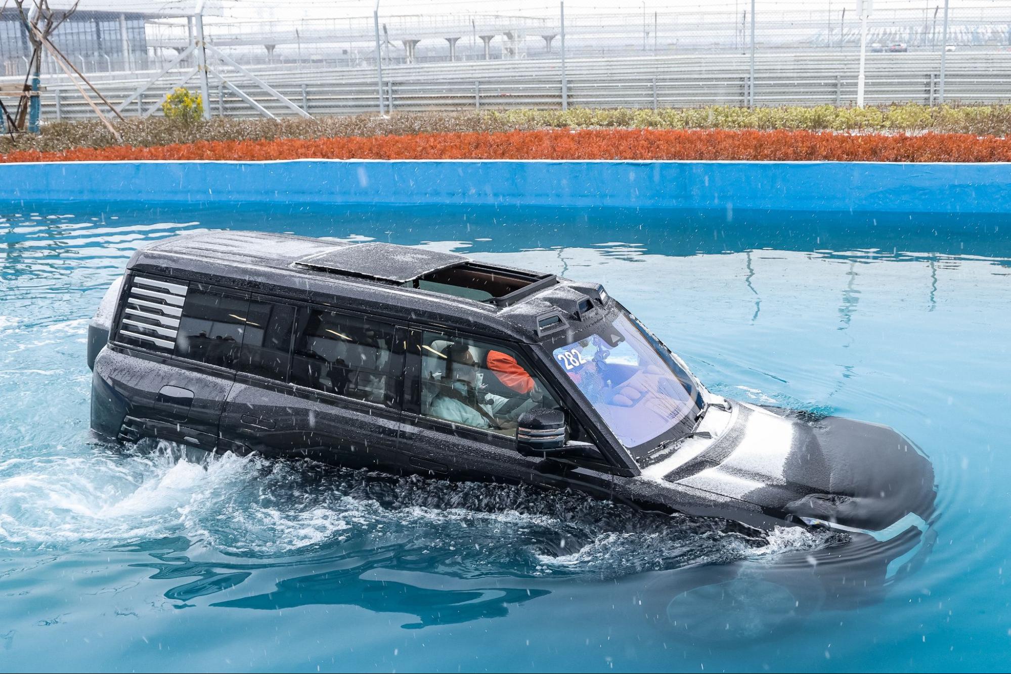 Tôi sang Trung Quốc trải nghiệm đường đua khổng lồ phủ trong tuyết dày của BYD: Leo dốc cát, bơi trong nước, nghiêng 30 độ đều trong ‘1 nốt nhạc’- Ảnh 18.