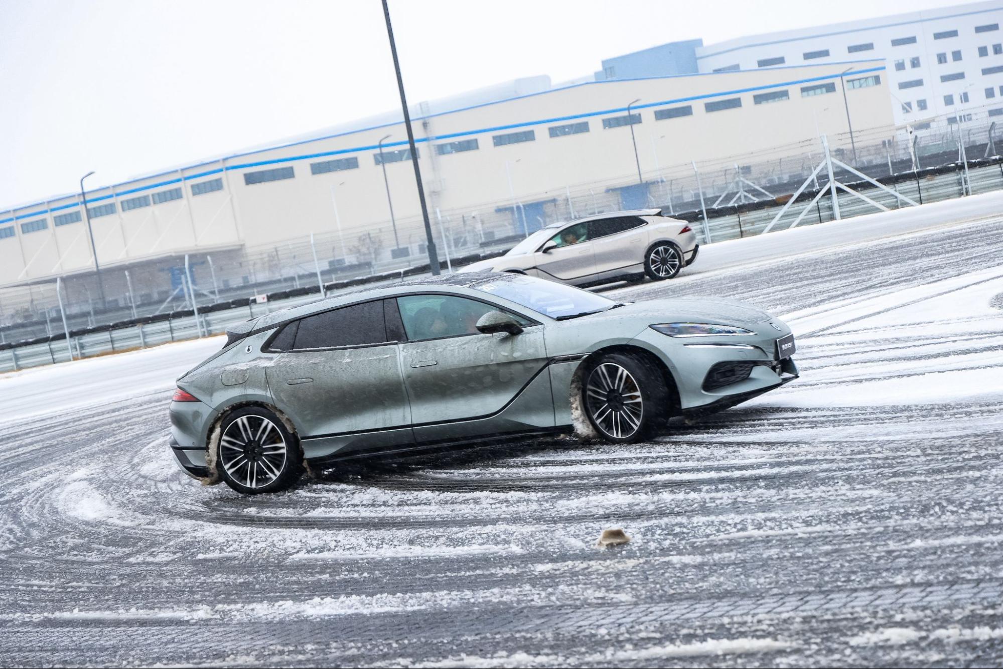 Tôi sang Trung Quốc trải nghiệm đường đua khổng lồ phủ trong tuyết dày của BYD: Leo dốc cát, bơi trong nước, nghiêng 30 độ đều trong ‘1 nốt nhạc’- Ảnh 16.