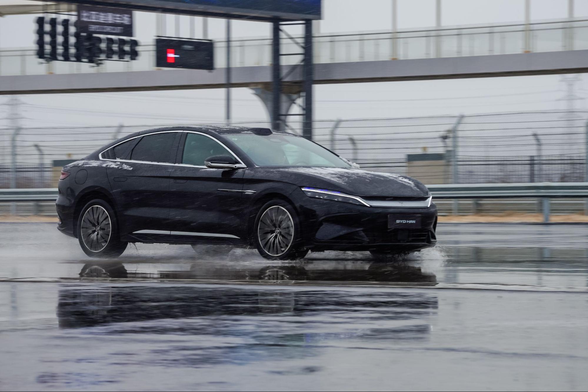 Tôi sang Trung Quốc trải nghiệm đường đua khổng lồ phủ trong tuyết dày của BYD: Leo dốc cát, bơi trong nước, nghiêng 30 độ đều trong ‘1 nốt nhạc’- Ảnh 20.