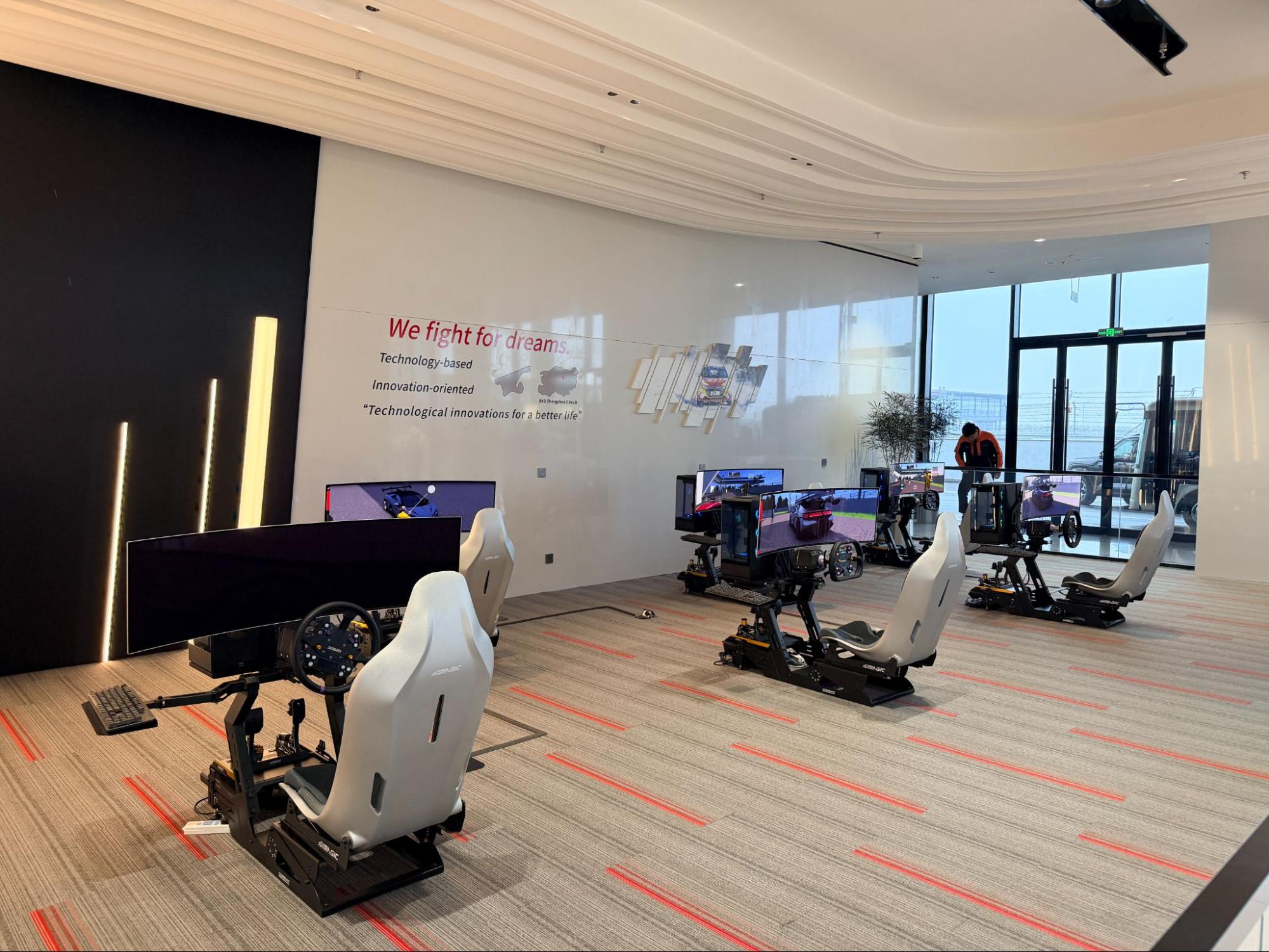 Tôi sang Trung Quốc trải nghiệm đường đua khổng lồ phủ trong tuyết dày của BYD: Leo dốc cát, bơi trong nước, nghiêng 30 độ đều trong ‘1 nốt nhạc’- Ảnh 9.