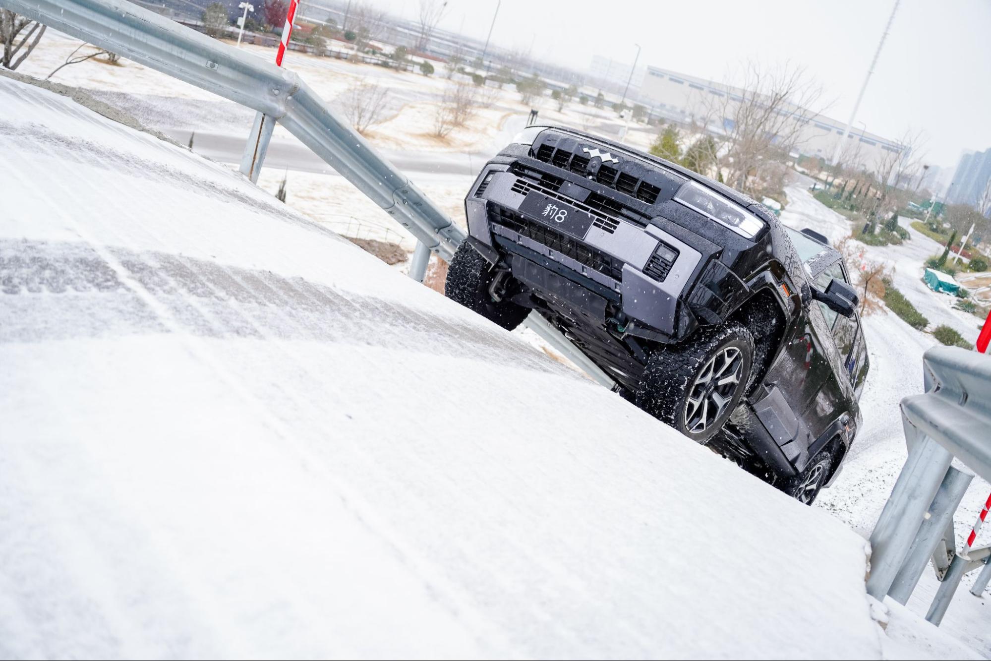 Tôi sang Trung Quốc trải nghiệm đường đua khổng lồ phủ trong tuyết dày của BYD: Leo dốc cát, bơi trong nước, nghiêng 30 độ đều trong ‘1 nốt nhạc’- Ảnh 23.
