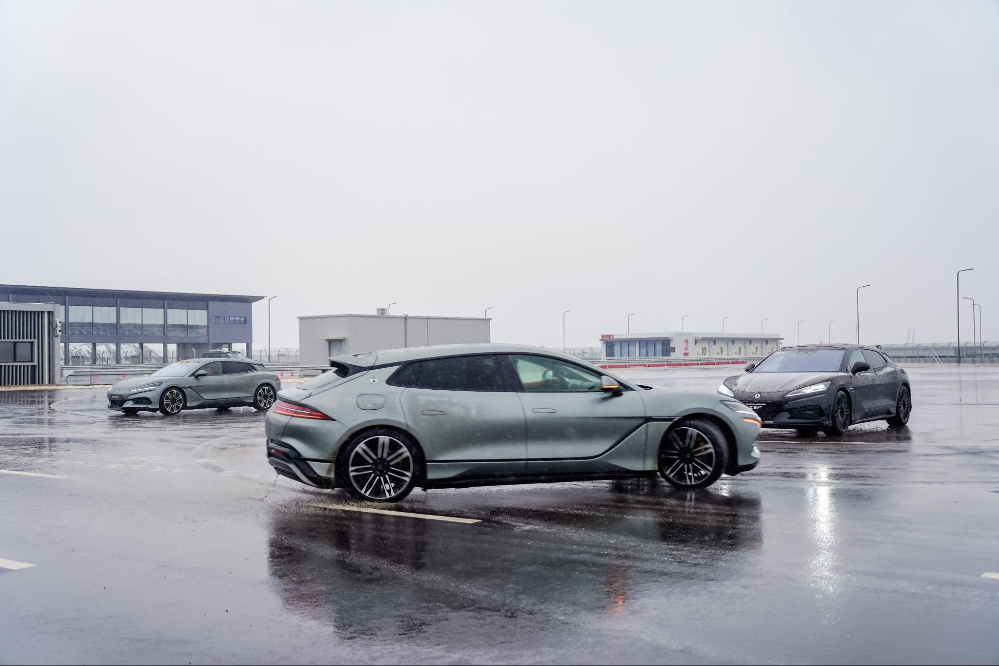 Tôi sang Trung Quốc trải nghiệm đường đua khổng lồ phủ trong tuyết dày của BYD: Leo dốc cát, bơi trong nước, nghiêng 30 độ đều trong ‘1 nốt nhạc’- Ảnh 19.