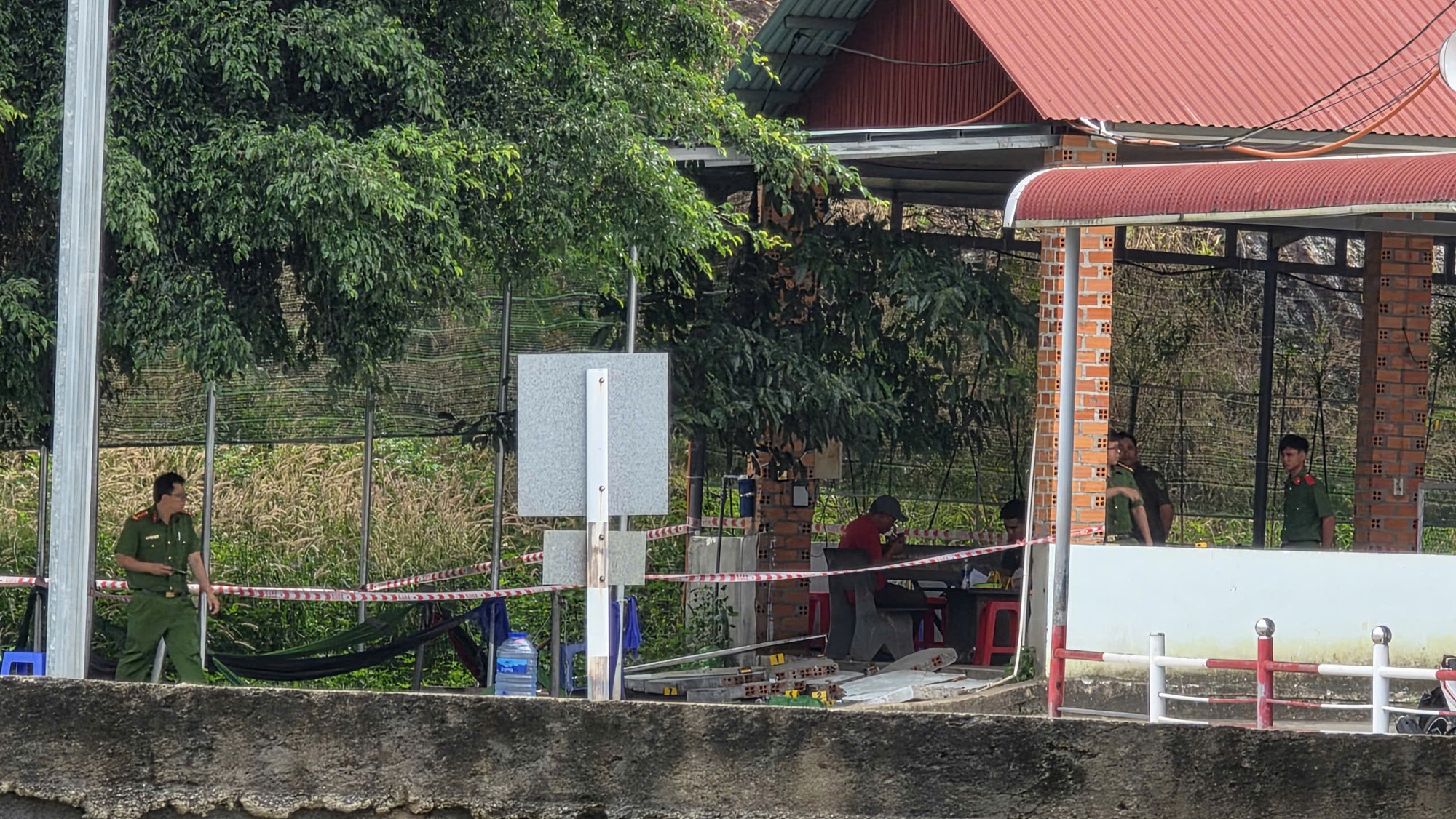 Sập tường căn-tin, 2 học vi&ecirc;n thương vong trong khi chờ s&aacute;t hạch l&aacute;i xe- Ảnh 1.