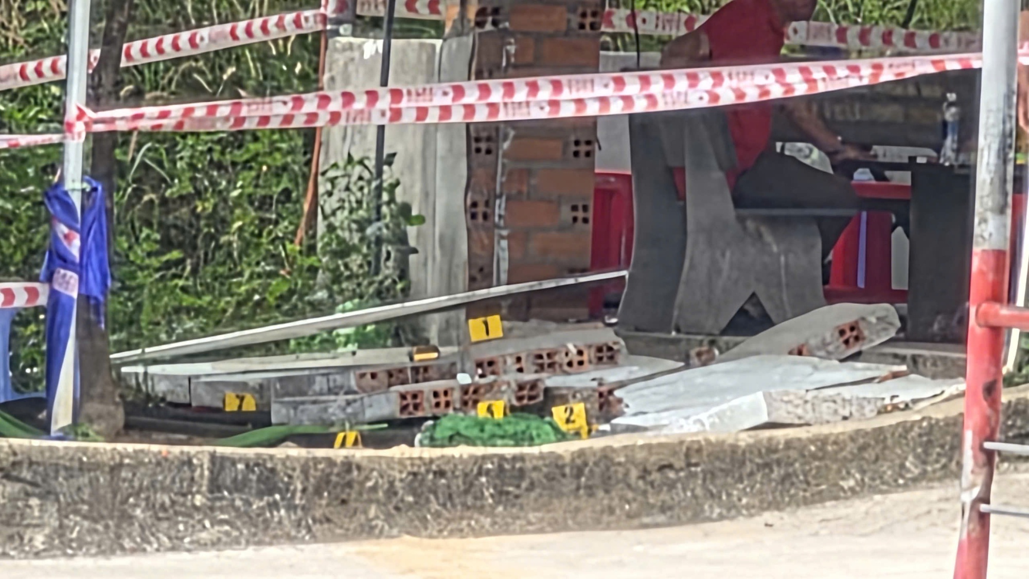 Sập tường căn-tin, 2 học vi&ecirc;n thương vong trong khi chờ s&aacute;t hạch l&aacute;i xe- Ảnh 2.