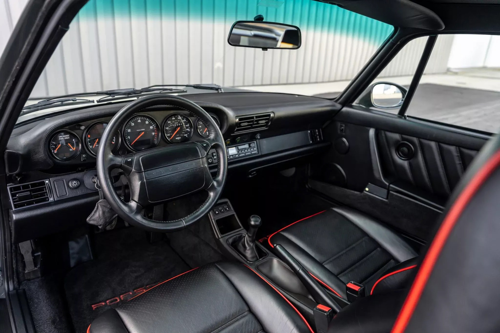 Porsche 911 Turbo 30 tuổi có giá lên tới 22 tỷ đồng, đắt ngang siêu xe đời mới, danh tính chủ cũ khiến ai cũng bất ngờ- Ảnh 4. Porsche 911 Turbo 30 tuổi có giá lên tới 22 tỷ đồng, đắt ngang siêu xe đời mới, danh tính chủ cũ khiến ai cũng bất ngờ- Ảnh 4.