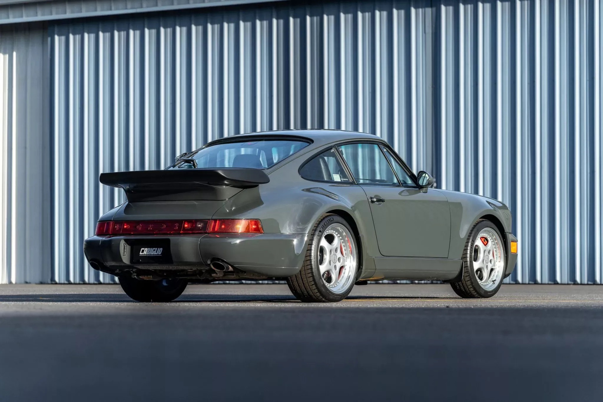 Porsche 911 Turbo 30 tuổi có giá lên tới 22 tỷ đồng, đắt ngang siêu xe đời mới, danh tính chủ cũ khiến ai cũng bất ngờ- Ảnh 5. Porsche 911 Turbo 30 tuổi có giá lên tới 22 tỷ đồng, đắt ngang siêu xe đời mới, danh tính chủ cũ khiến ai cũng bất ngờ- Ảnh 5.