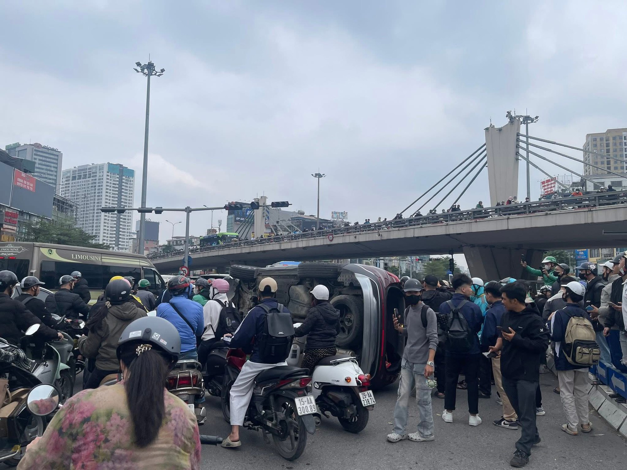 Nguyên nhân vụ ô tô Santa Fe lật nghiêng giữa Ngã Tư Sở khiến giao thông ùn tắc- Ảnh 3. Nguyên nhân vụ ô tô Santa Fe lật nghiêng giữa Ngã Tư Sở khiến giao thông ùn tắc- Ảnh 3.