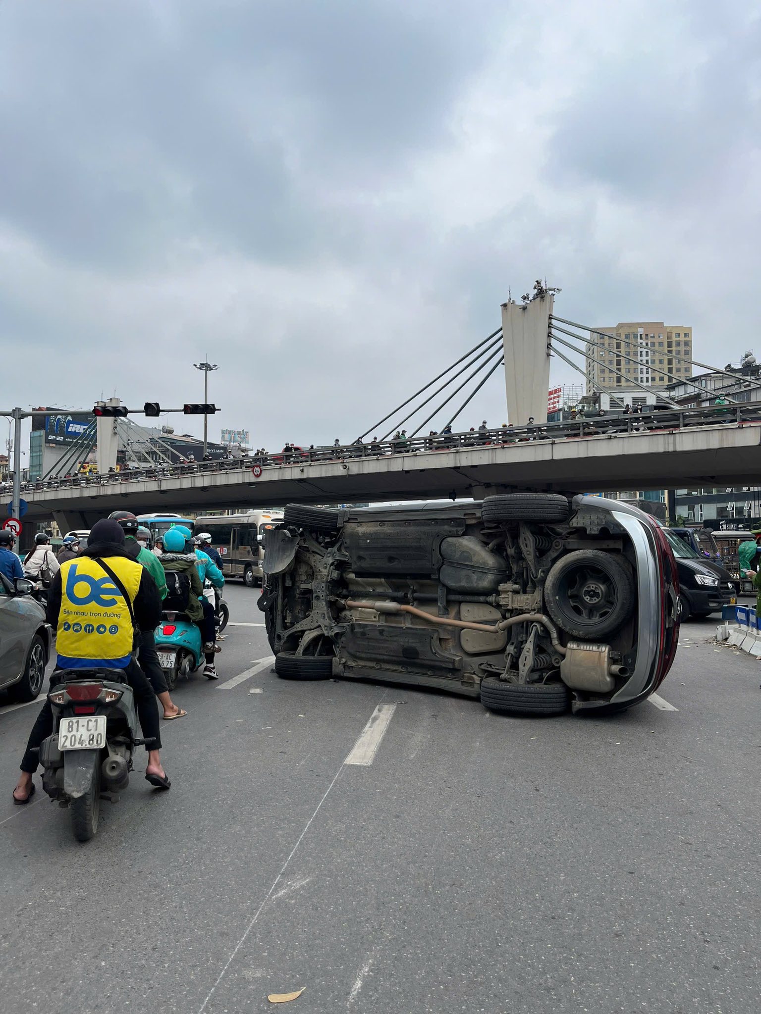 Nguyên nhân vụ ô tô Santa Fe lật nghiêng giữa Ngã Tư Sở khiến giao thông ùn tắc- Ảnh 2. Nguyên nhân vụ ô tô Santa Fe lật nghiêng giữa Ngã Tư Sở khiến giao thông ùn tắc- Ảnh 2.