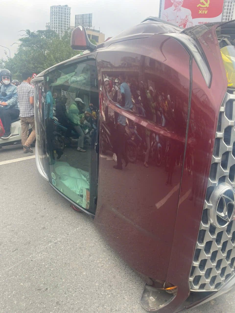 Nguyên nhân vụ ô tô Santa Fe lật nghiêng giữa Ngã Tư Sở khiến giao thông ùn tắc- Ảnh 1. Nguyên nhân vụ ô tô Santa Fe lật nghiêng giữa Ngã Tư Sở khiến giao thông ùn tắc- Ảnh 1.