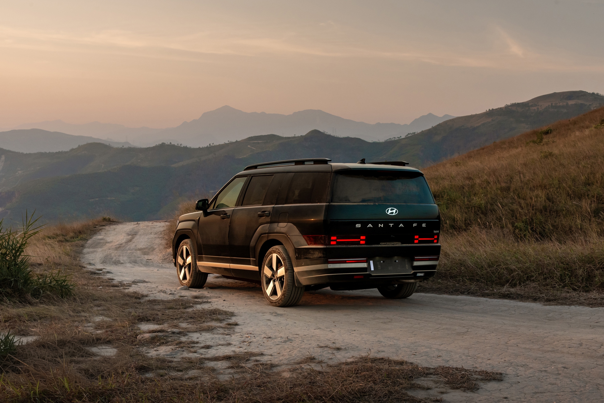 Bỏ 1,5 tỷ mua Hyundai Santa Fe Hybrid và những điều cần biết: Bớt bồng bềnh nhưng đừng kỳ vọng quá nhiều về tiết kiệm nhiên liệu- Ảnh 12. Bỏ 1,5 tỷ mua Hyundai Santa Fe Hybrid và những điều cần biết: Bớt bồng bềnh nhưng đừng kỳ vọng quá nhiều về tiết kiệm nhiên liệu- Ảnh 12.