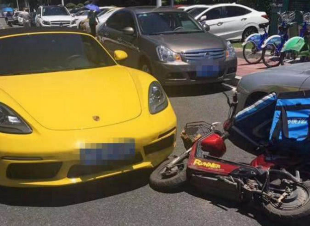 Shipper t&ocirc;ng hỏng xe Porsche, bật kh&oacute;c giữa đường nhưng chủ xe kh&ocirc;ng bắt đền, c&ograve;n đ&ograve;i chi trả viện ph&iacute;: Nhờ 1 c&acirc;u n&oacute;i!- Ảnh 2.