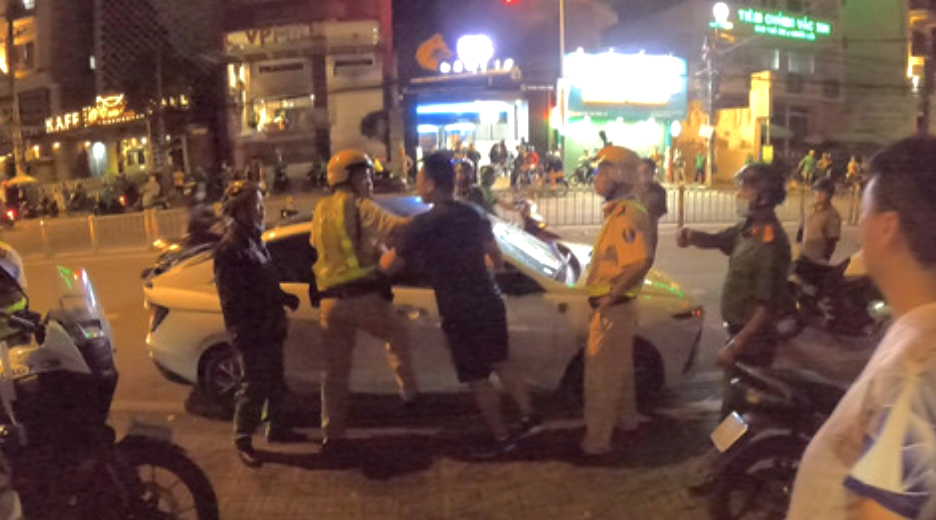 C&ocirc;ng an TPHCM kết luận vụ t&agrave;i xế c&oacute; dấu hiệu say xỉn cố t&igrave;nh ho&aacute;n đổi vị tr&iacute; l&aacute;i &ocirc; t&ocirc;- Ảnh 1.