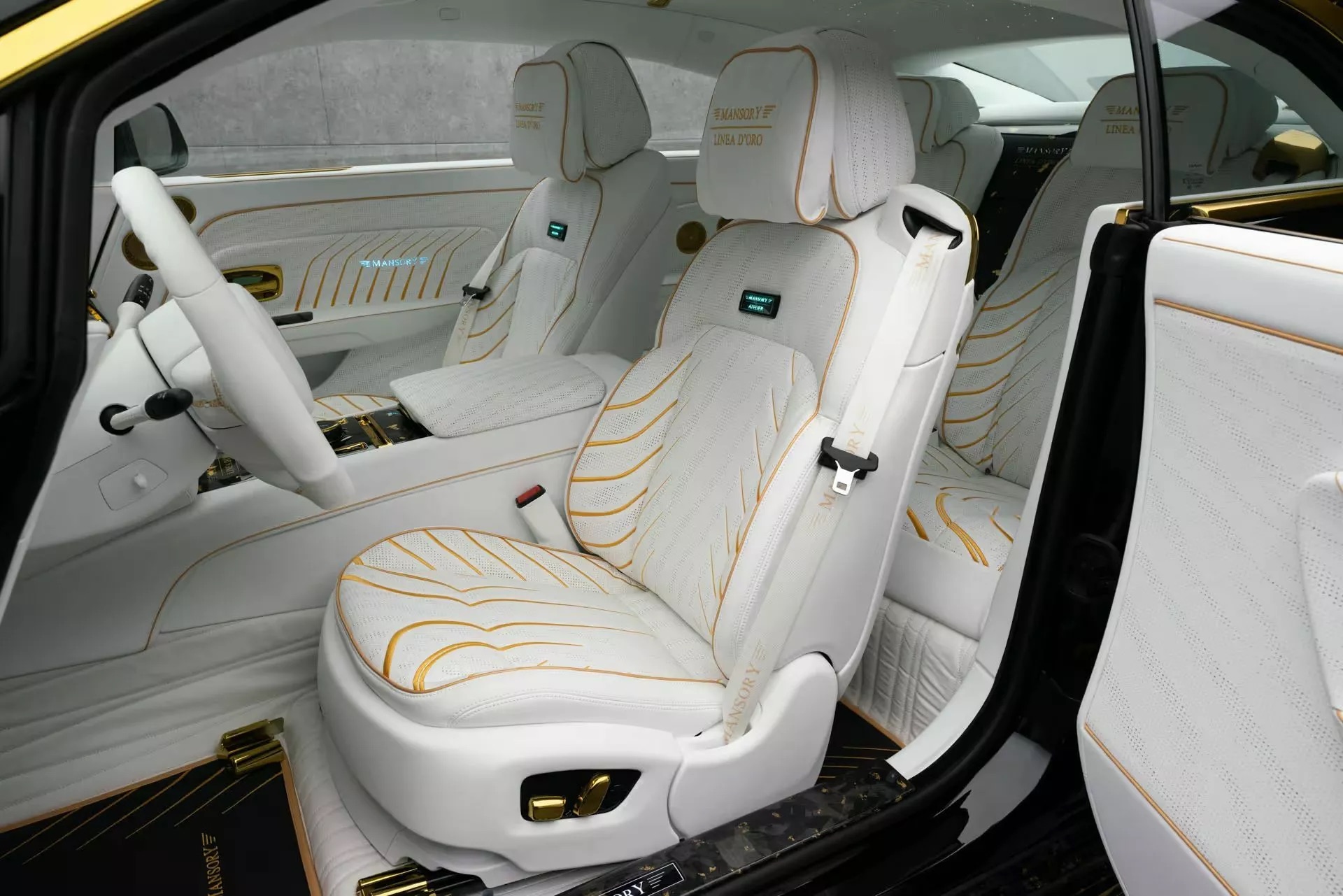 Rolls-Royce Spectre bản độ ‘dát vàng’ này có hẳn loa ngoài phát âm thanh khi di chuyển gây tranh cãi- Ảnh 10. Rolls-Royce Spectre bản độ ‘dát vàng’ này có hẳn loa ngoài phát âm thanh khi di chuyển gây tranh cãi- Ảnh 10.