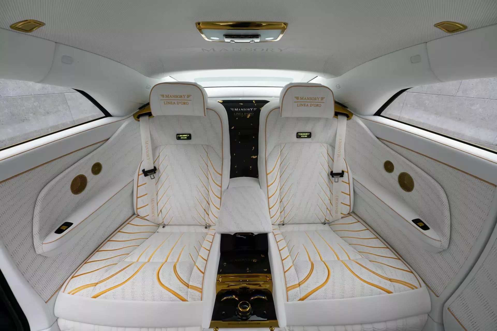 Rolls-Royce Spectre bản độ ‘dát vàng’ này có hẳn loa ngoài phát âm thanh khi di chuyển gây tranh cãi- Ảnh 11. Rolls-Royce Spectre bản độ ‘dát vàng’ này có hẳn loa ngoài phát âm thanh khi di chuyển gây tranh cãi- Ảnh 11.