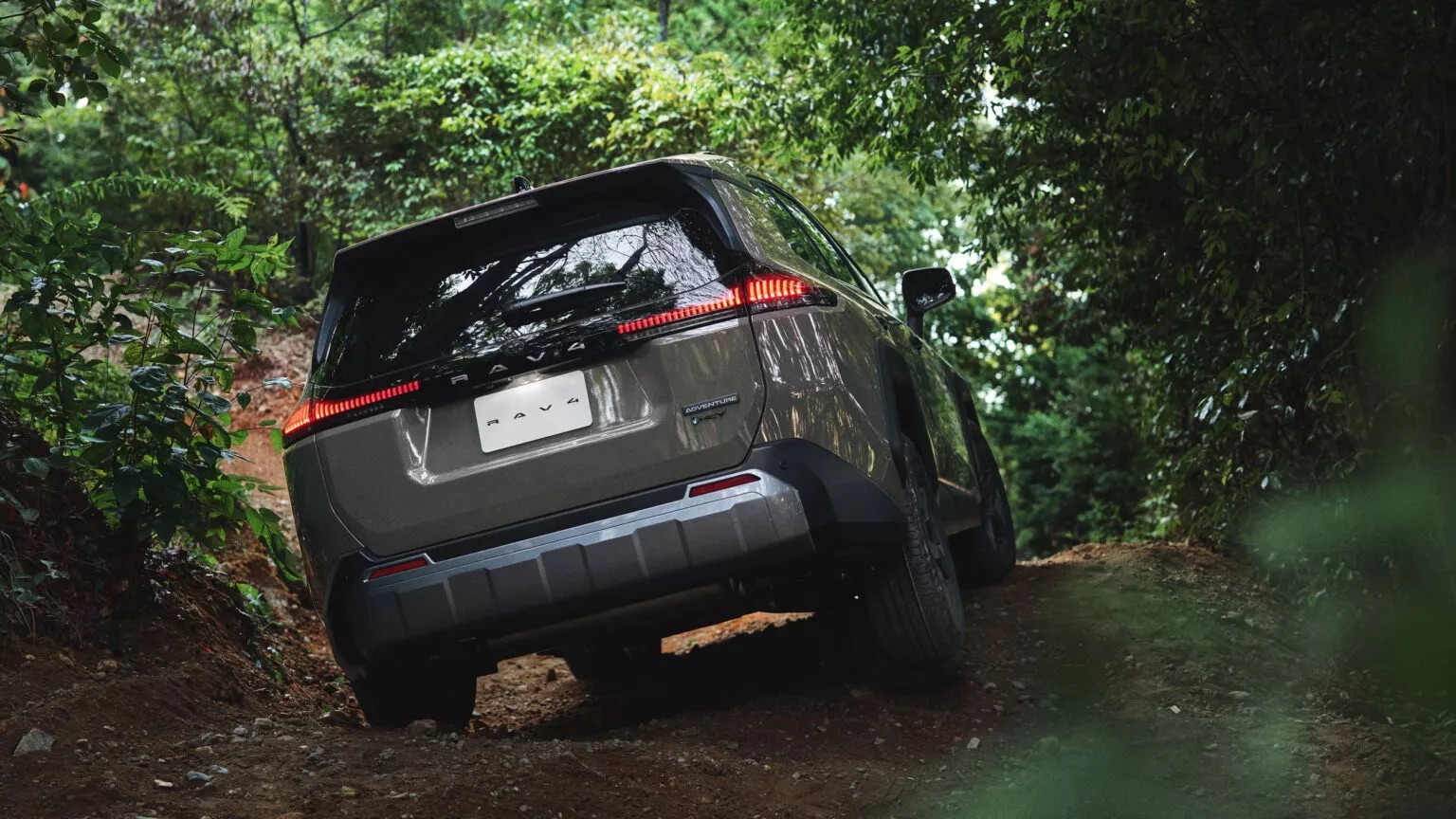 Toyota RAV4 2026 ra mắt th&ecirc;m ở một nước ch&acirc;u &Aacute;: Gi&aacute; quy đổi từ hơn 760 triệu đồng, động cơ hybrid, th&ecirc;m g&oacute;i off-road cạnh tranh Forester- Ảnh 10.