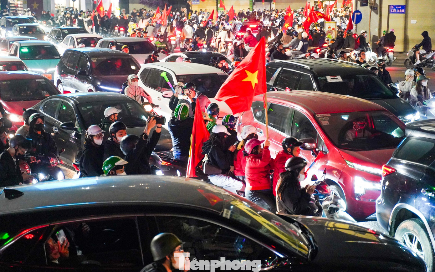 Người h&acirc;m mộ &lsquo;ch&aacute;y&rsquo; xuy&ecirc;n đ&ecirc;m mừng chiến thắng U22 Việt Nam tại SEA Games 33- Ảnh 3.