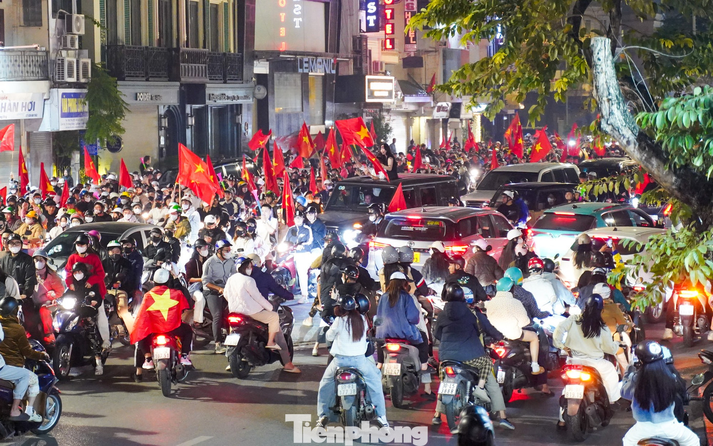Người h&acirc;m mộ &lsquo;ch&aacute;y&rsquo; xuy&ecirc;n đ&ecirc;m mừng chiến thắng U22 Việt Nam tại SEA Games 33- Ảnh 1.