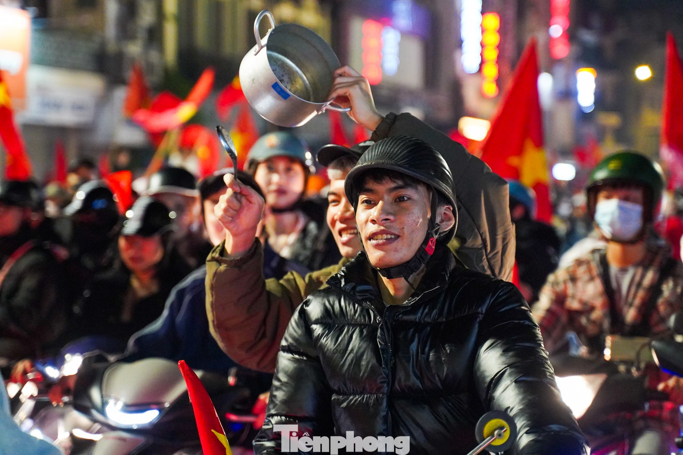 Người h&acirc;m mộ &lsquo;ch&aacute;y&rsquo; xuy&ecirc;n đ&ecirc;m mừng chiến thắng U22 Việt Nam tại SEA Games 33- Ảnh 11.