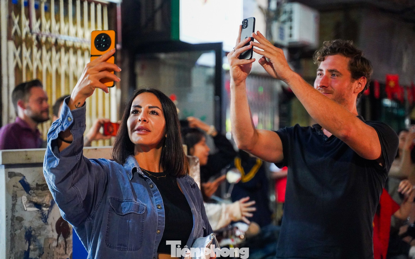 Người h&acirc;m mộ &lsquo;ch&aacute;y&rsquo; xuy&ecirc;n đ&ecirc;m mừng chiến thắng U22 Việt Nam tại SEA Games 33- Ảnh 15.