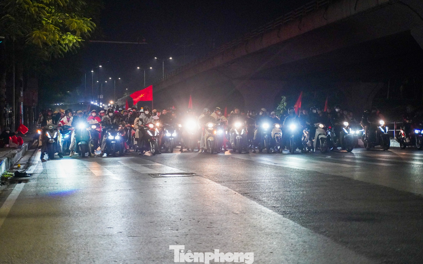 Người h&acirc;m mộ &lsquo;ch&aacute;y&rsquo; xuy&ecirc;n đ&ecirc;m mừng chiến thắng U22 Việt Nam tại SEA Games 33- Ảnh 18.