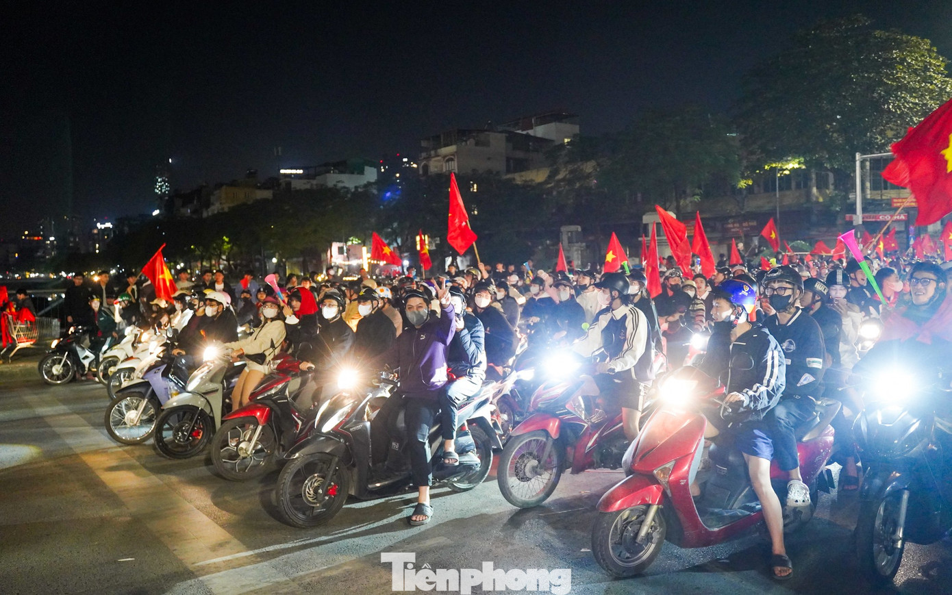 Người h&acirc;m mộ &lsquo;ch&aacute;y&rsquo; xuy&ecirc;n đ&ecirc;m mừng chiến thắng U22 Việt Nam tại SEA Games 33- Ảnh 17.