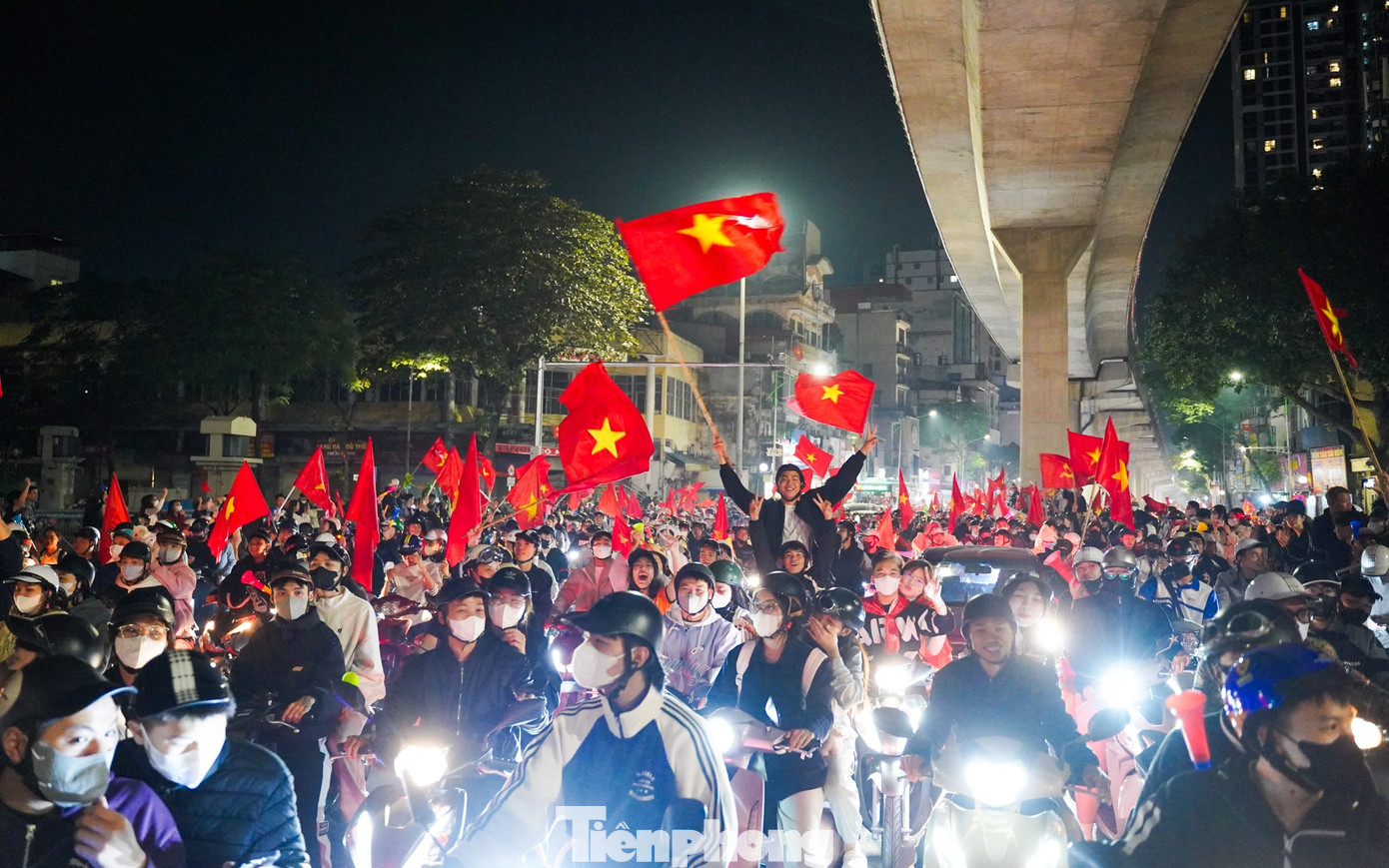 Người h&acirc;m mộ &lsquo;ch&aacute;y&rsquo; xuy&ecirc;n đ&ecirc;m mừng chiến thắng U22 Việt Nam tại SEA Games 33- Ảnh 6.