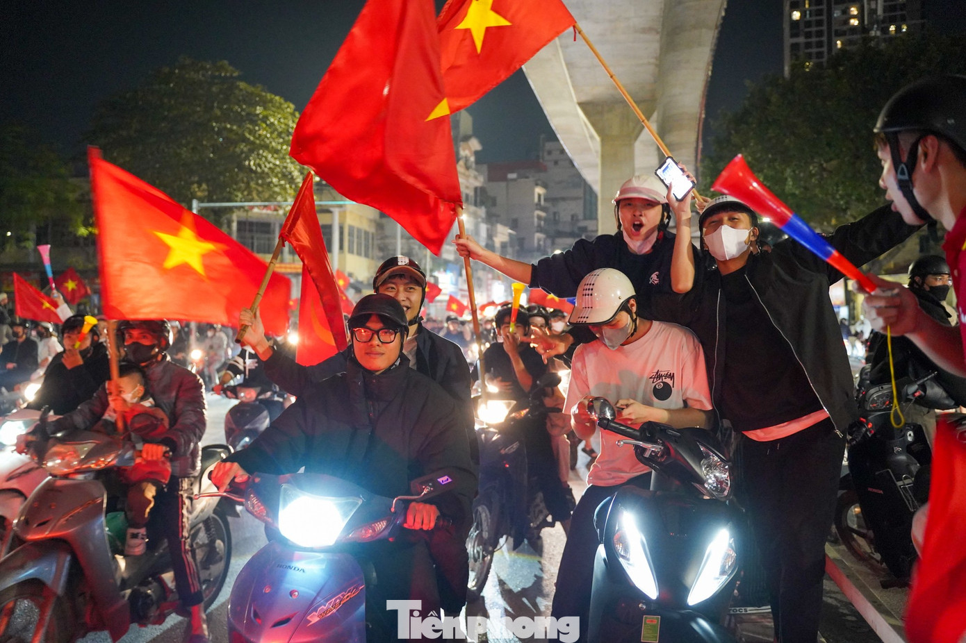 Người h&acirc;m mộ &lsquo;ch&aacute;y&rsquo; xuy&ecirc;n đ&ecirc;m mừng chiến thắng U22 Việt Nam tại SEA Games 33- Ảnh 9.