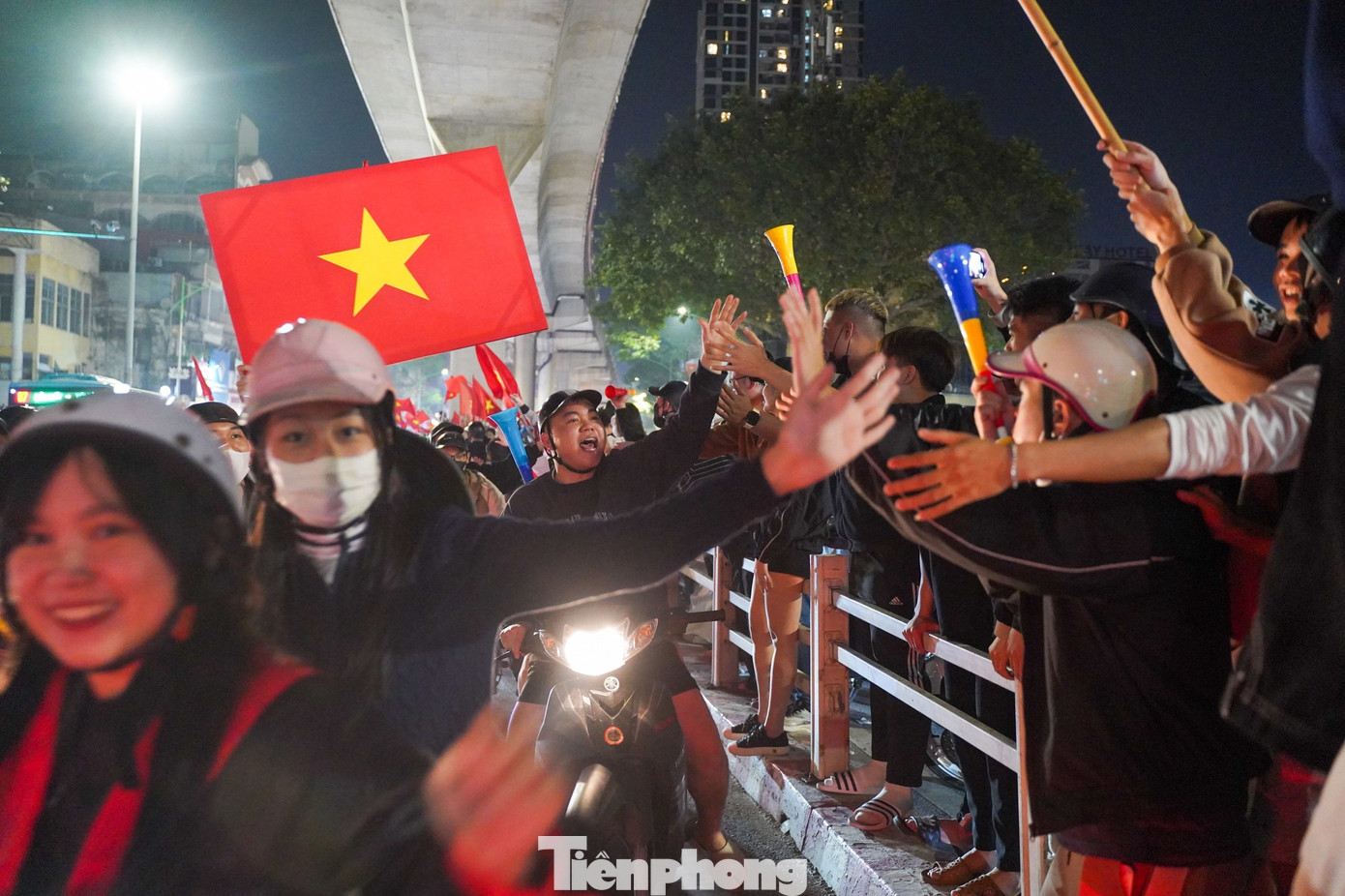 Người h&acirc;m mộ &lsquo;ch&aacute;y&rsquo; xuy&ecirc;n đ&ecirc;m mừng chiến thắng U22 Việt Nam tại SEA Games 33- Ảnh 7.