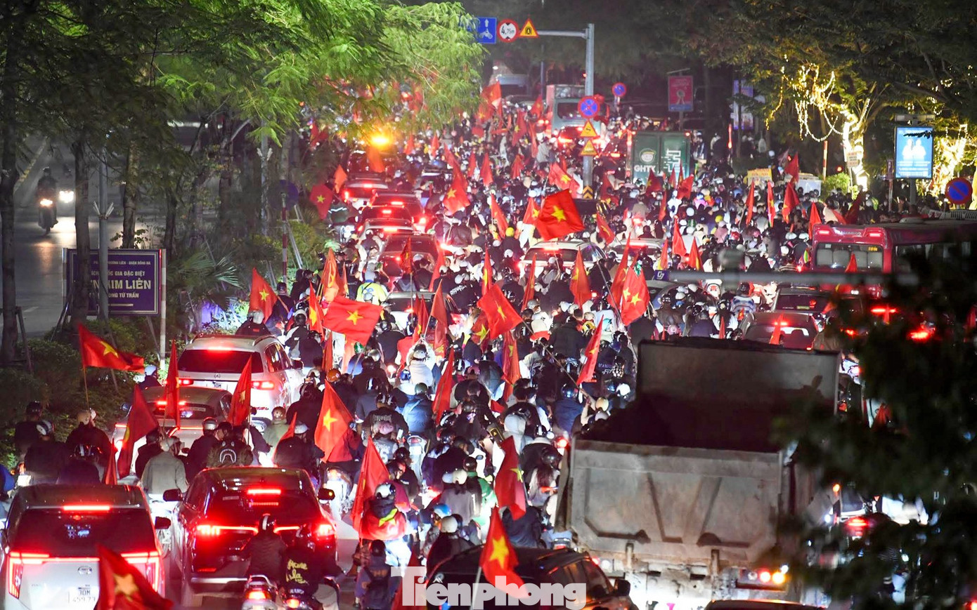 Người h&acirc;m mộ &lsquo;ch&aacute;y&rsquo; xuy&ecirc;n đ&ecirc;m mừng chiến thắng U22 Việt Nam tại SEA Games 33- Ảnh 2.