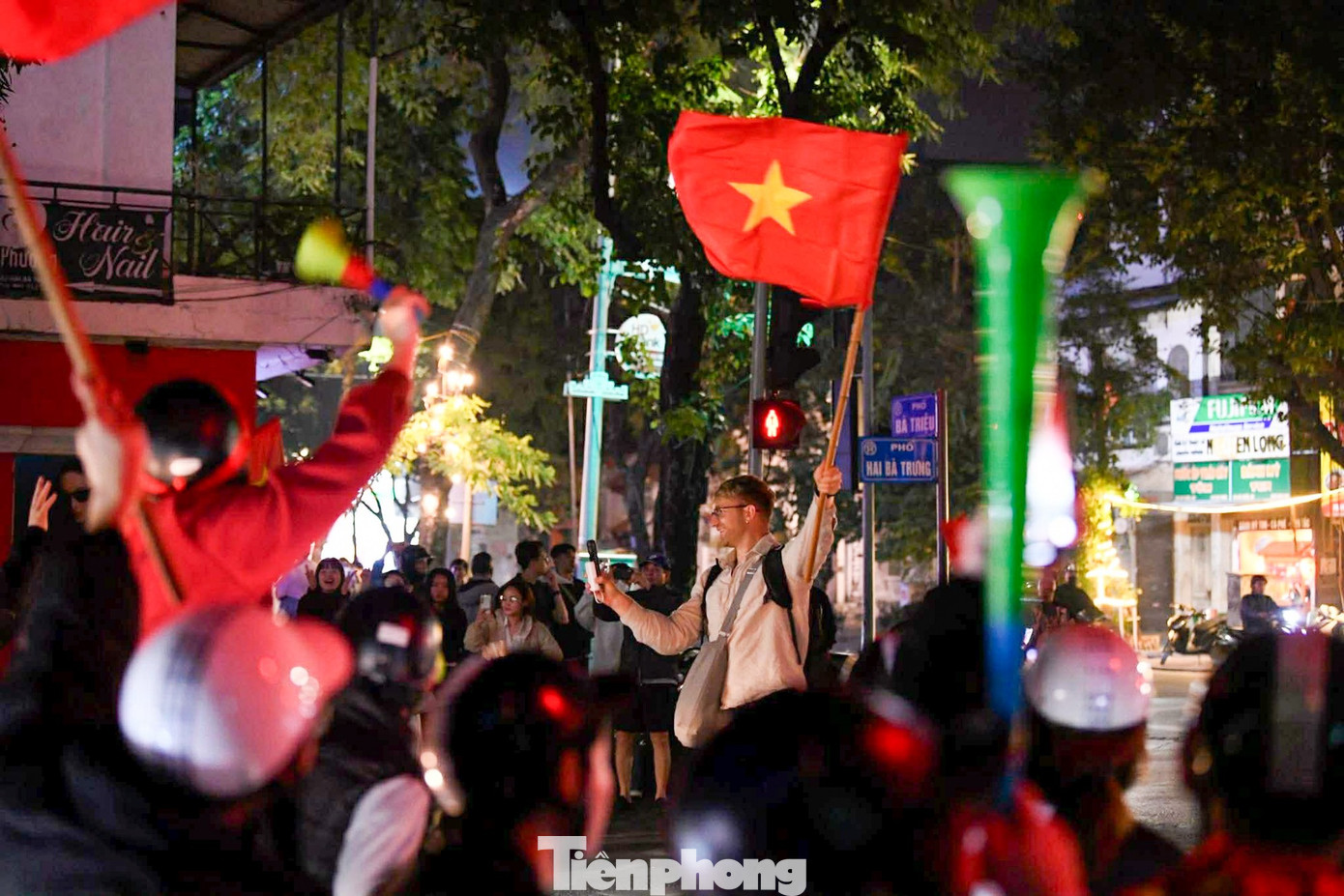 Người h&acirc;m mộ &lsquo;ch&aacute;y&rsquo; xuy&ecirc;n đ&ecirc;m mừng chiến thắng U22 Việt Nam tại SEA Games 33- Ảnh 14.