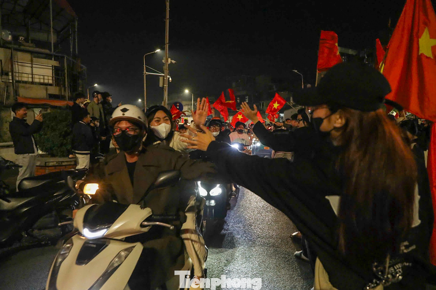 Người h&acirc;m mộ &lsquo;ch&aacute;y&rsquo; xuy&ecirc;n đ&ecirc;m mừng chiến thắng U22 Việt Nam tại SEA Games 33- Ảnh 8.