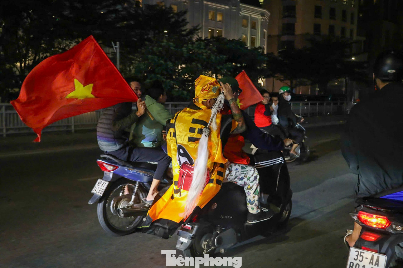 Người h&acirc;m mộ &lsquo;ch&aacute;y&rsquo; xuy&ecirc;n đ&ecirc;m mừng chiến thắng U22 Việt Nam tại SEA Games 33- Ảnh 12.