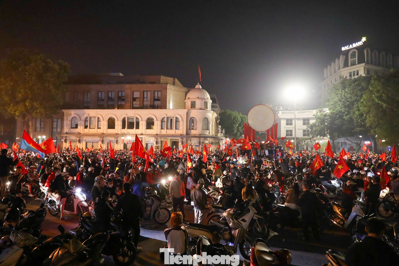 Người h&acirc;m mộ &lsquo;ch&aacute;y&rsquo; xuy&ecirc;n đ&ecirc;m mừng chiến thắng U22 Việt Nam tại SEA Games 33- Ảnh 4.
