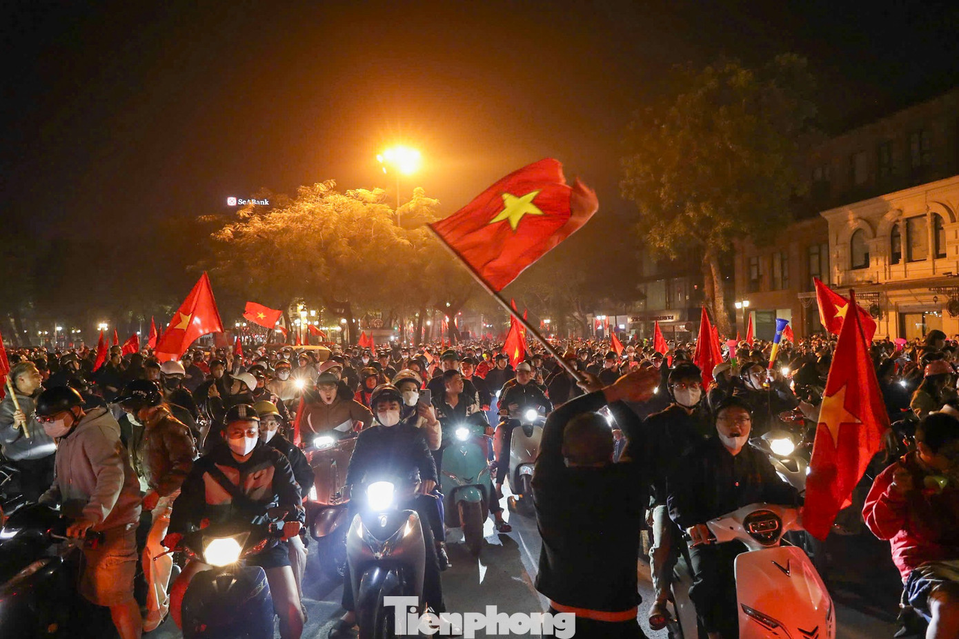 Người h&acirc;m mộ &lsquo;ch&aacute;y&rsquo; xuy&ecirc;n đ&ecirc;m mừng chiến thắng U22 Việt Nam tại SEA Games 33- Ảnh 13.