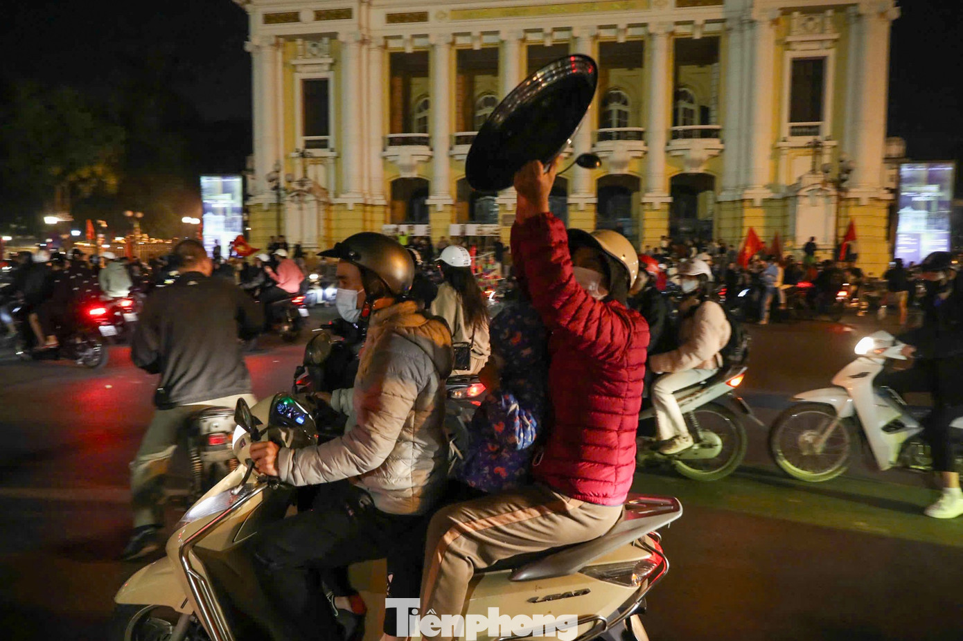 Người h&acirc;m mộ &lsquo;ch&aacute;y&rsquo; xuy&ecirc;n đ&ecirc;m mừng chiến thắng U22 Việt Nam tại SEA Games 33- Ảnh 10.