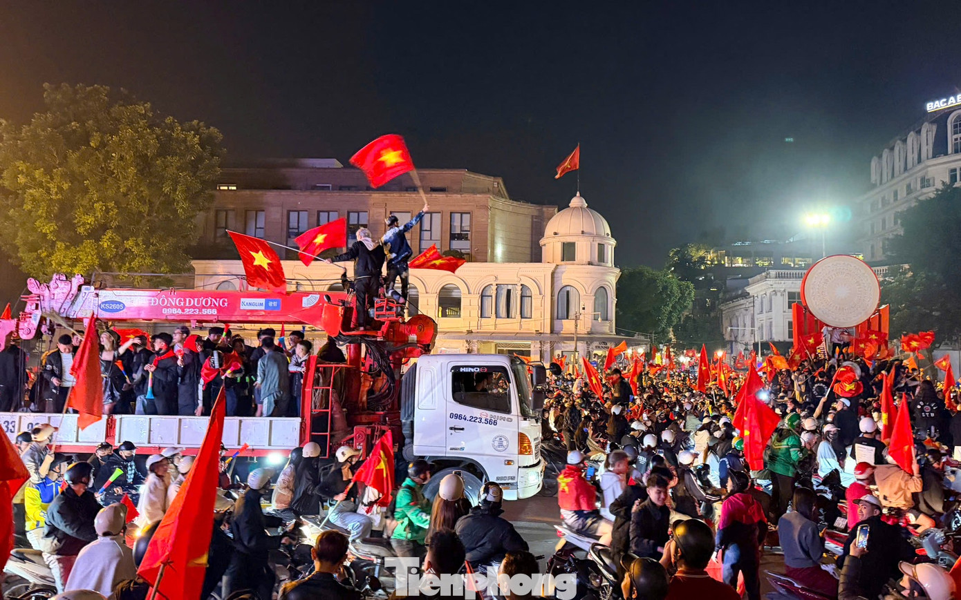 Người h&acirc;m mộ &lsquo;ch&aacute;y&rsquo; xuy&ecirc;n đ&ecirc;m mừng chiến thắng U22 Việt Nam tại SEA Games 33- Ảnh 5.