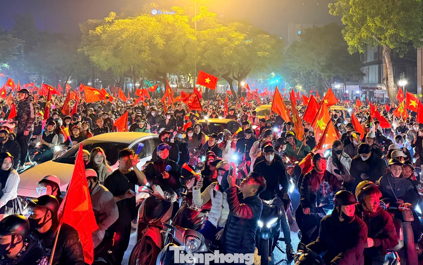 Người h&acirc;m mộ &lsquo;ch&aacute;y&rsquo; xuy&ecirc;n đ&ecirc;m mừng chiến thắng U22 Việt Nam tại SEA Games 33- Ảnh 19.