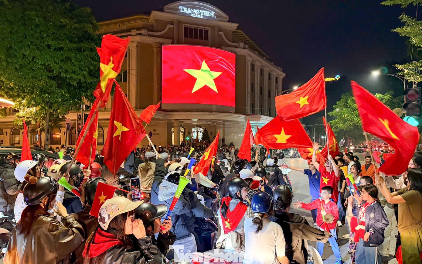 Người h&acirc;m mộ &lsquo;ch&aacute;y&rsquo; xuy&ecirc;n đ&ecirc;m mừng chiến thắng U22 Việt Nam tại SEA Games 33- Ảnh 16.