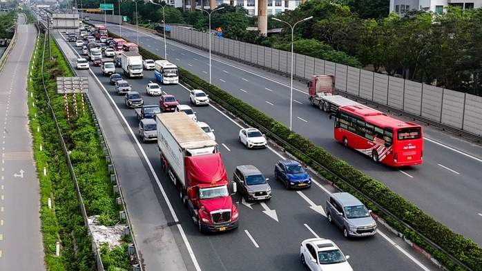 Lái xe liên tục không quá 4 tiếng, nếu tắc đường, không có trạm dừng nghỉ… sẽ tính thế nào?- Ảnh 1. Lái xe liên tục không quá 4 tiếng, nếu tắc đường, không có trạm dừng nghỉ… sẽ tính thế nào?- Ảnh 1.