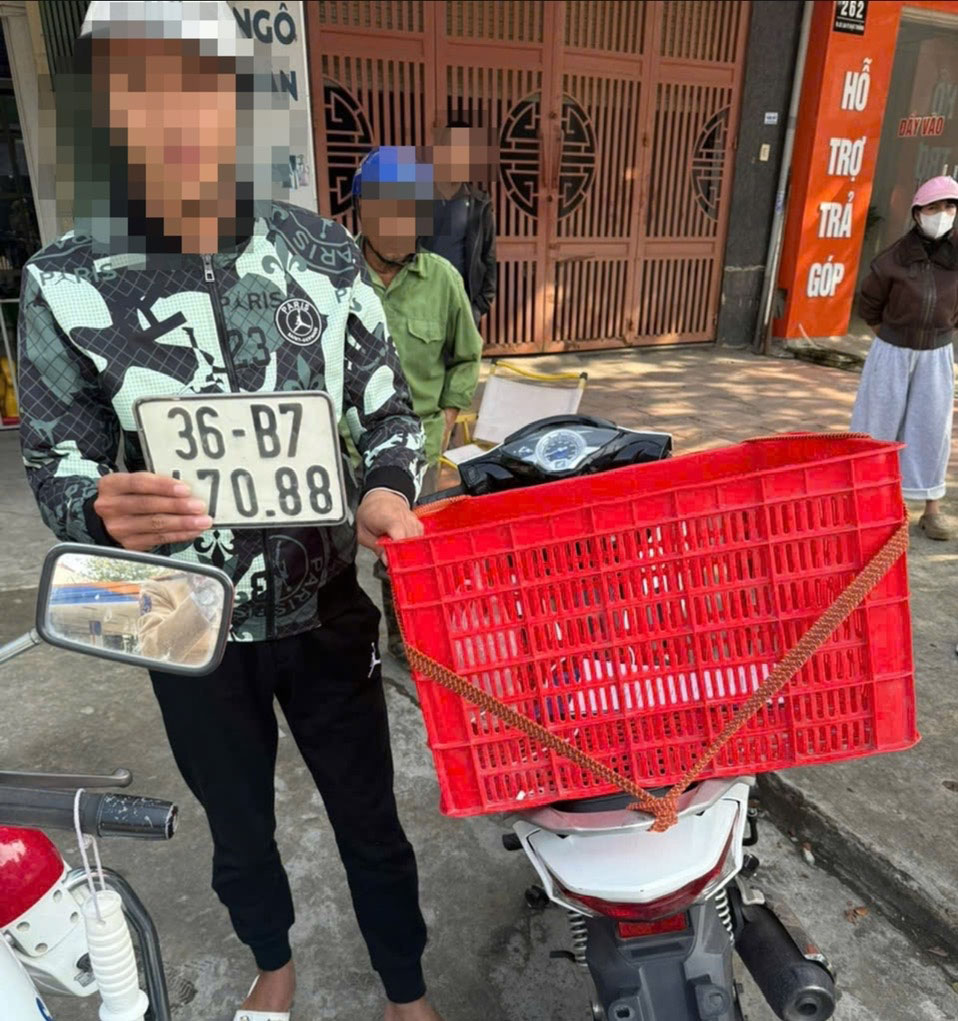 Một shipper đi xe m&aacute;y "4 kh&ocirc;ng" bị phạt 30 triệu đồng- Ảnh 1.