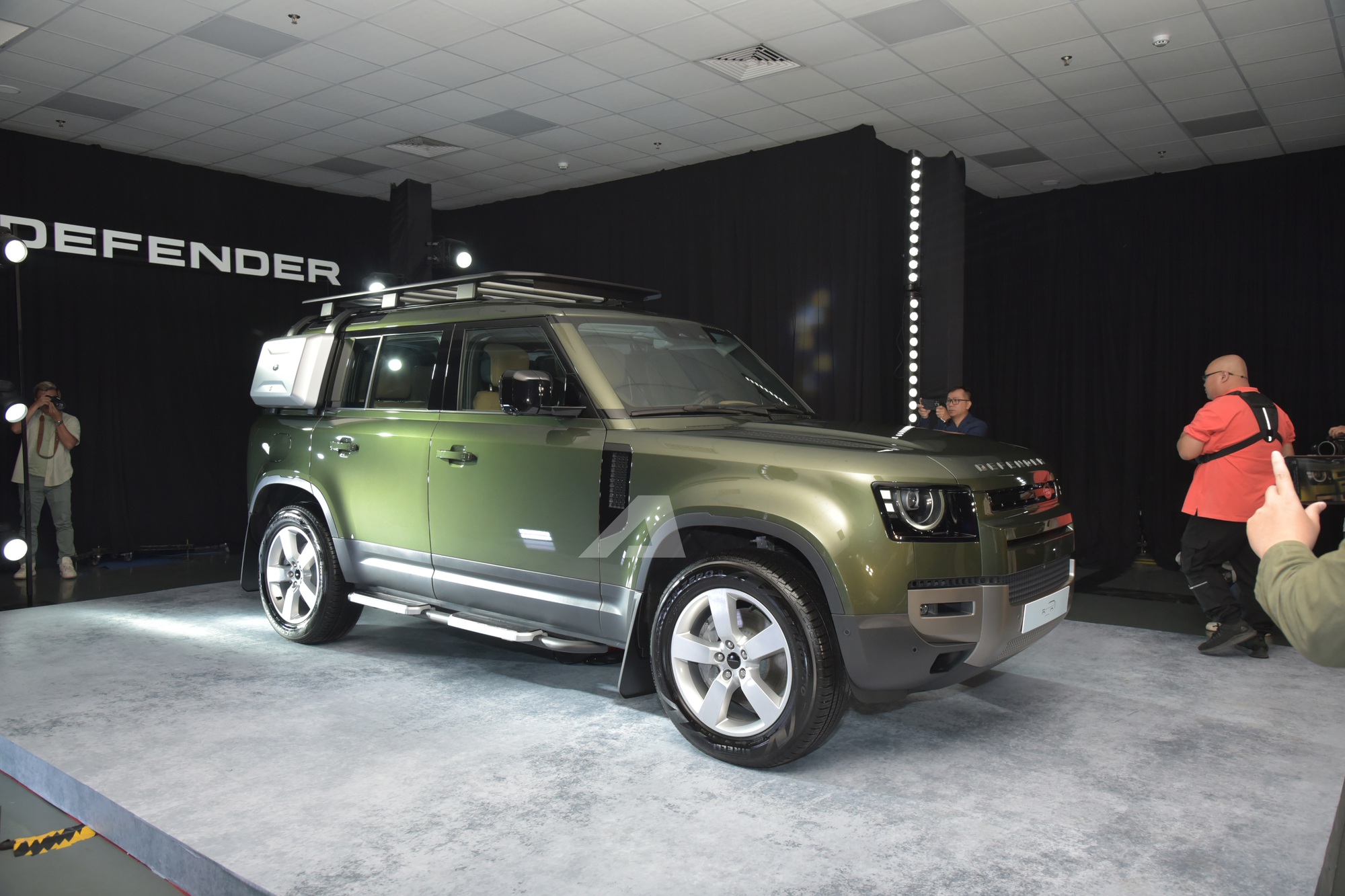 Land Rover Defender 2026 ra mắt Việt Nam: Giá từ 5,1 tỷ đồng, màn hình khủng, có ghế ông chủ và công nghệ off-road 'nhàn tênh'- Ảnh 6. Land Rover Defender 2026 ra mắt Việt Nam: Giá từ 5,1 tỷ đồng, màn hình khủng, có ghế ông chủ và công nghệ off-road 'nhàn tênh'- Ảnh 6.